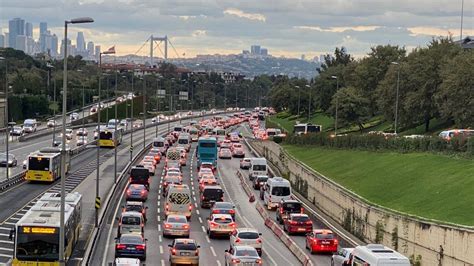 İ­s­t­a­n­b­u­l­’­d­a­ ­p­a­z­a­r­t­e­s­i­ ­t­r­a­f­i­ğ­i­